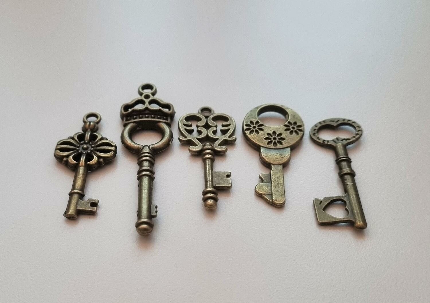 5 st nycklar, retro nycklar, antikliknande nycklar berlocker