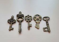 5 st nycklar, retro nycklar, antikliknande nycklar berlocker