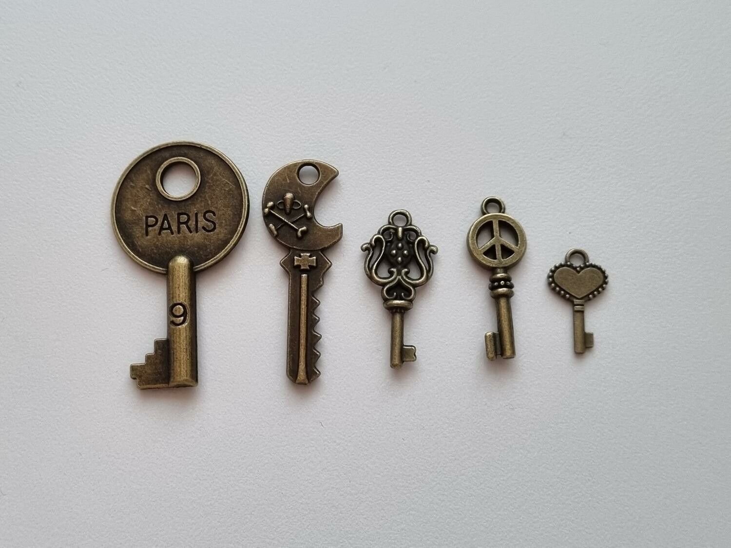 5 st nycklar, retro nycklar, antikliknande nycklar berlocker