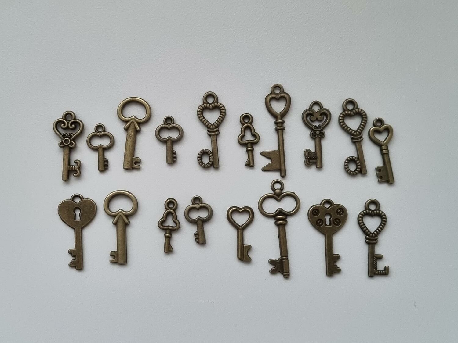 18 st nycklar, retro nycklar, antikliknande nycklar berlocker