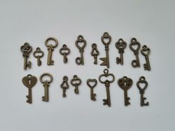 18 st nycklar, retro nycklar, antikliknande nycklar berlocker