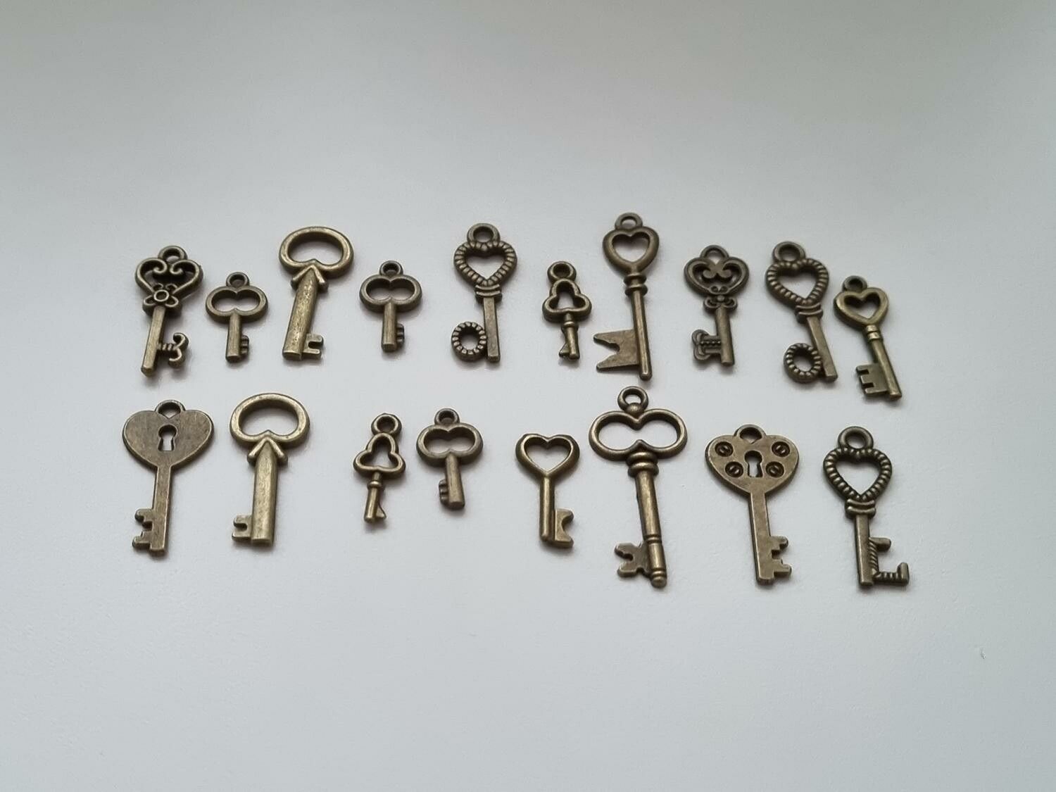 18 st nycklar, retro nycklar, antikliknande nycklar berlocker