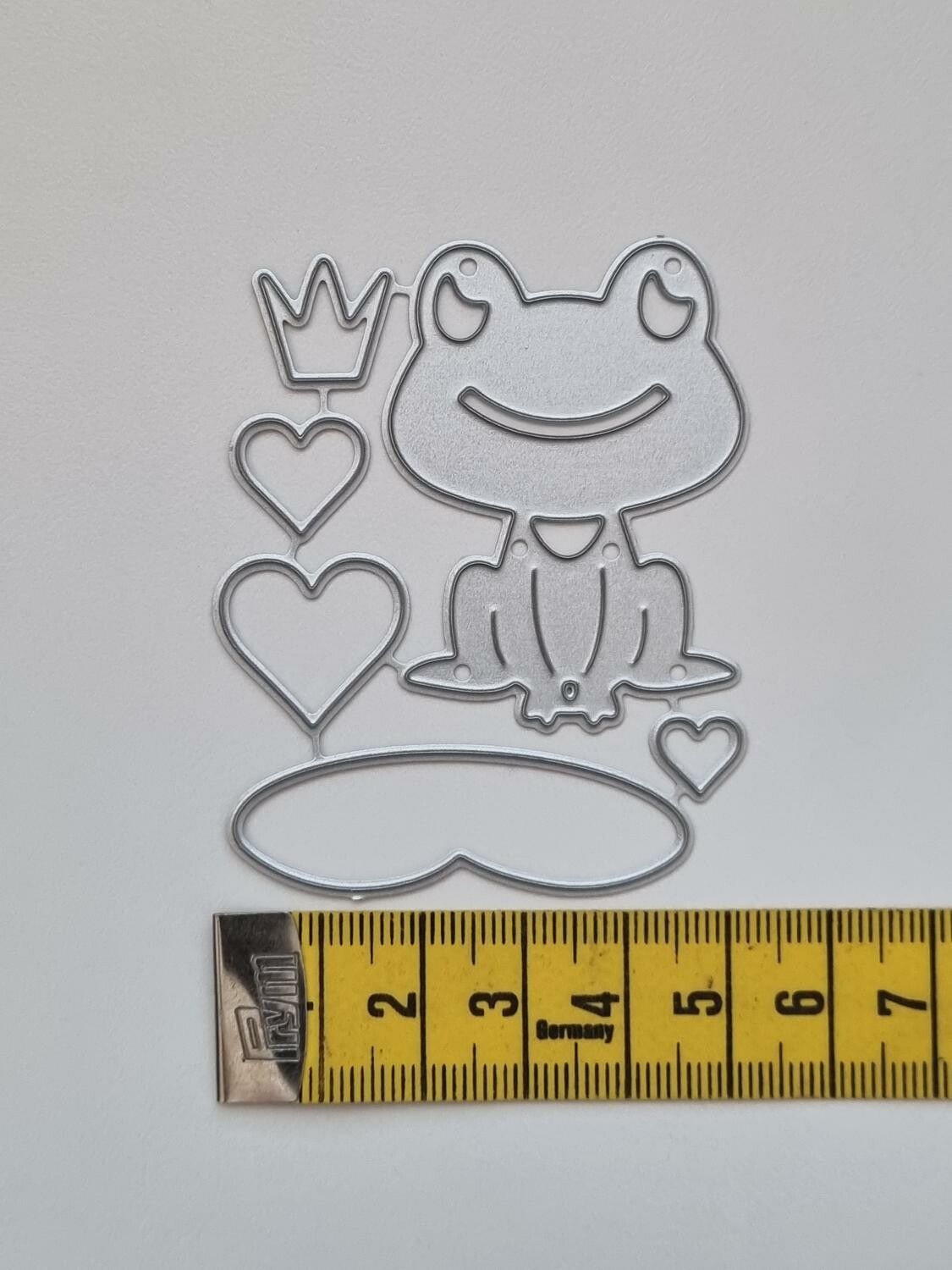 Scrapbooking, 6 st dies, cutting dies (Groda, hjärtan och damm)