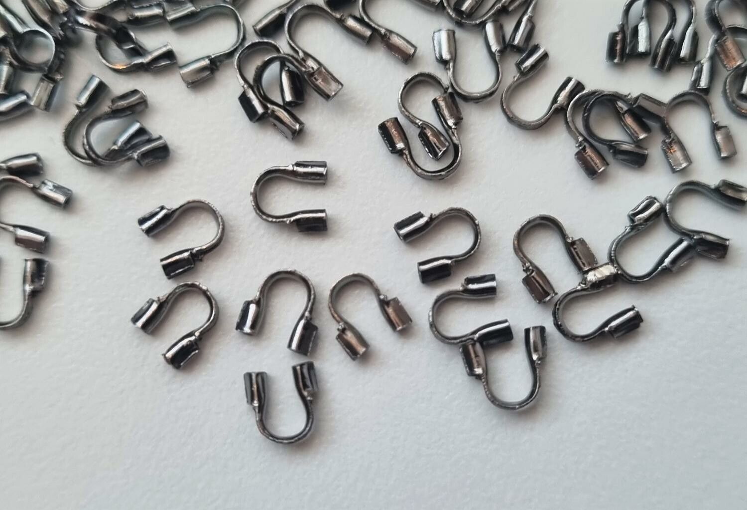 50 st svarta Wire guards, smyckestillbehör