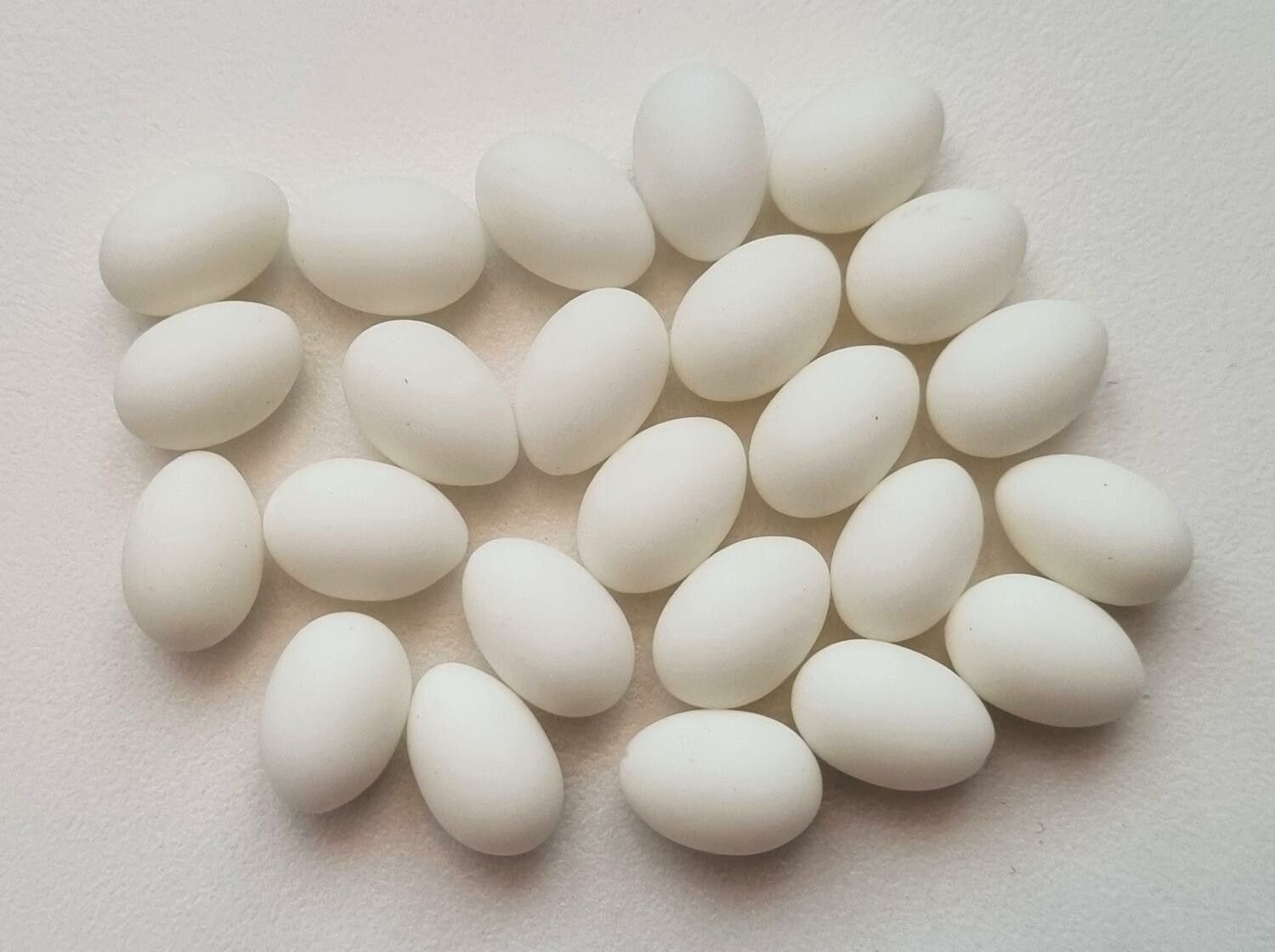5 st små vita ägg, miniägg, miniatyrägg för dockskåp / tittskåp