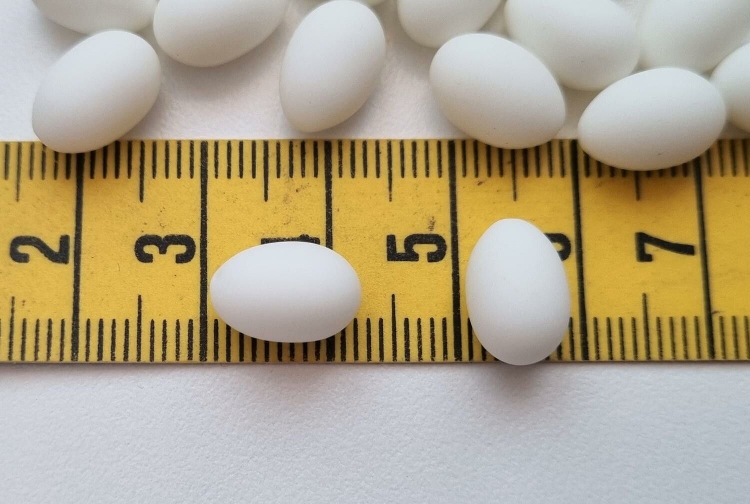 5 st små vita ägg, miniägg, miniatyrägg för dockskåp / tittskåp