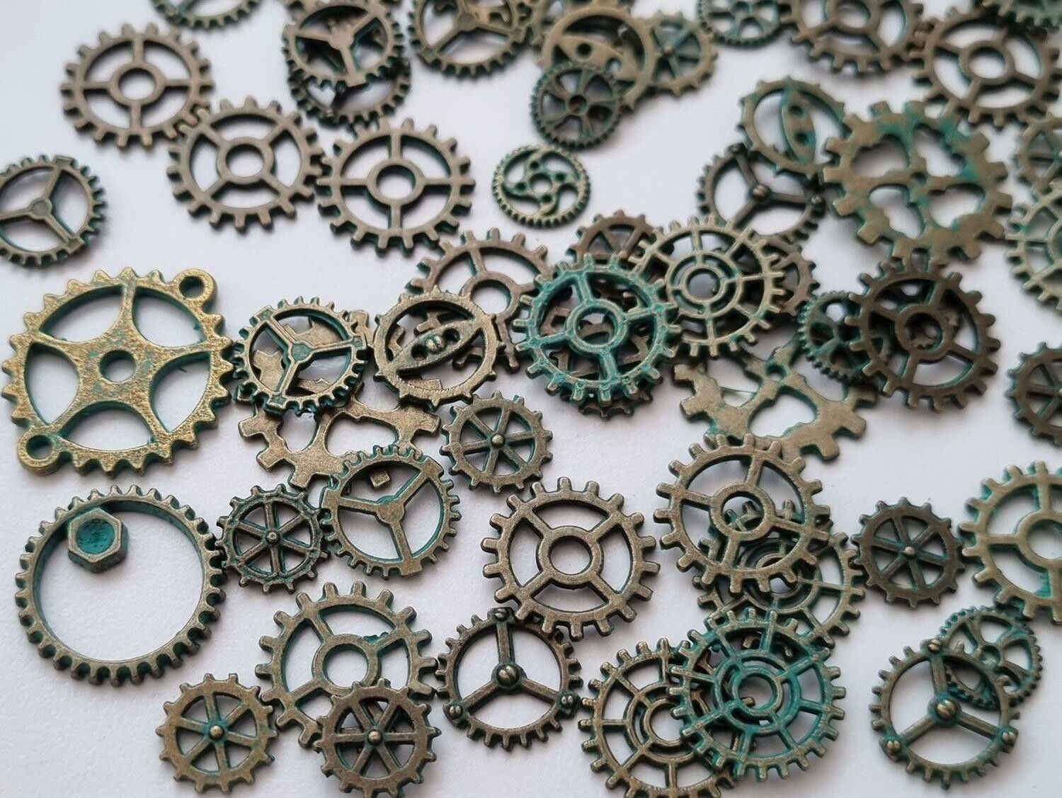 45 st kugghjul i steampunk, kuggar, gears minikugghjul (patinafärgade)