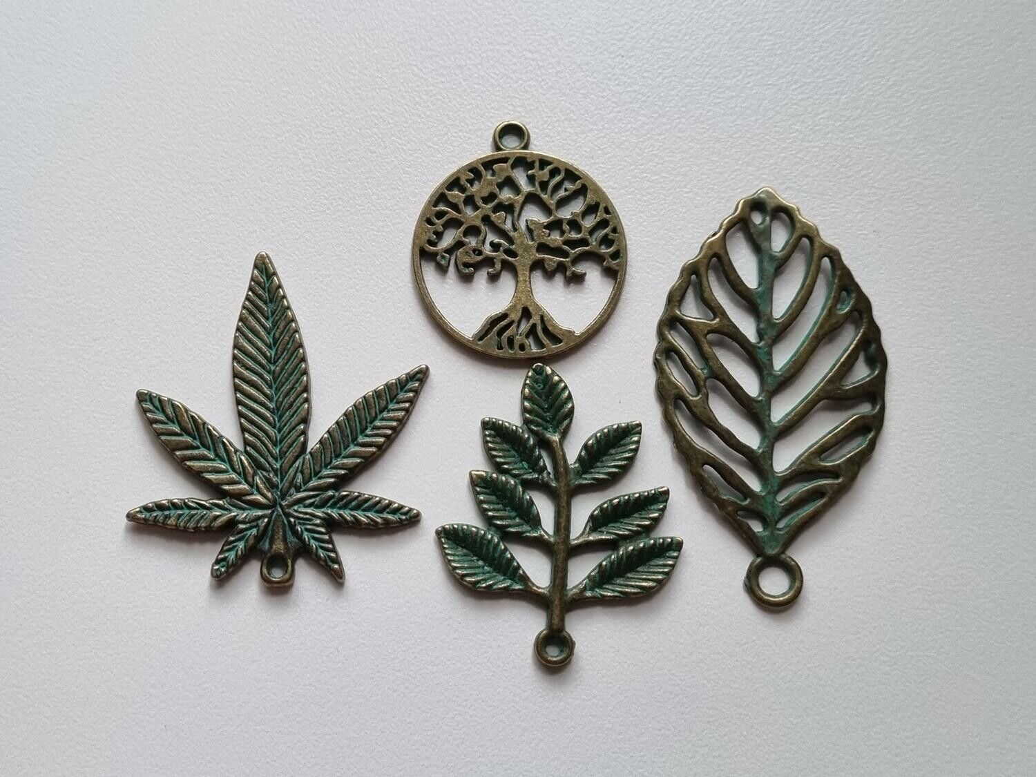 4 st fina berlocker hängen charms (löv och träd)
