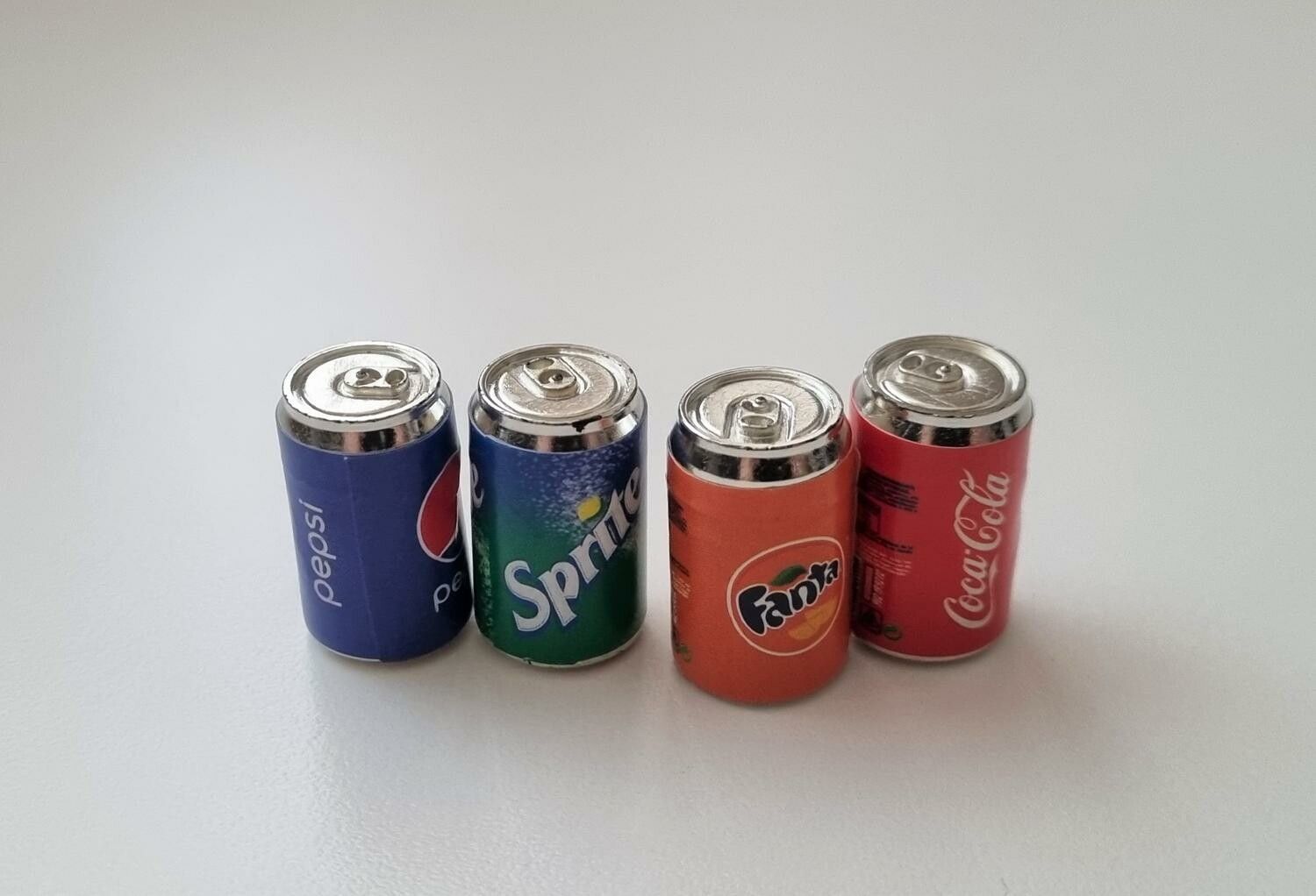 4 st Burkar miniatyr, miniburkar, dockskåp, tittskåp