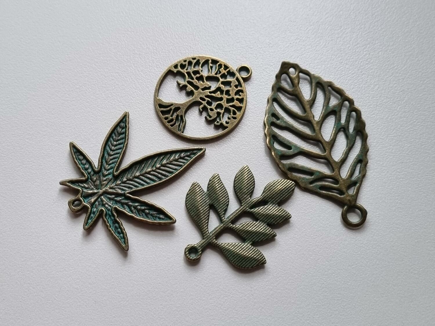 4 st fina berlocker hängen charms (löv och träd)