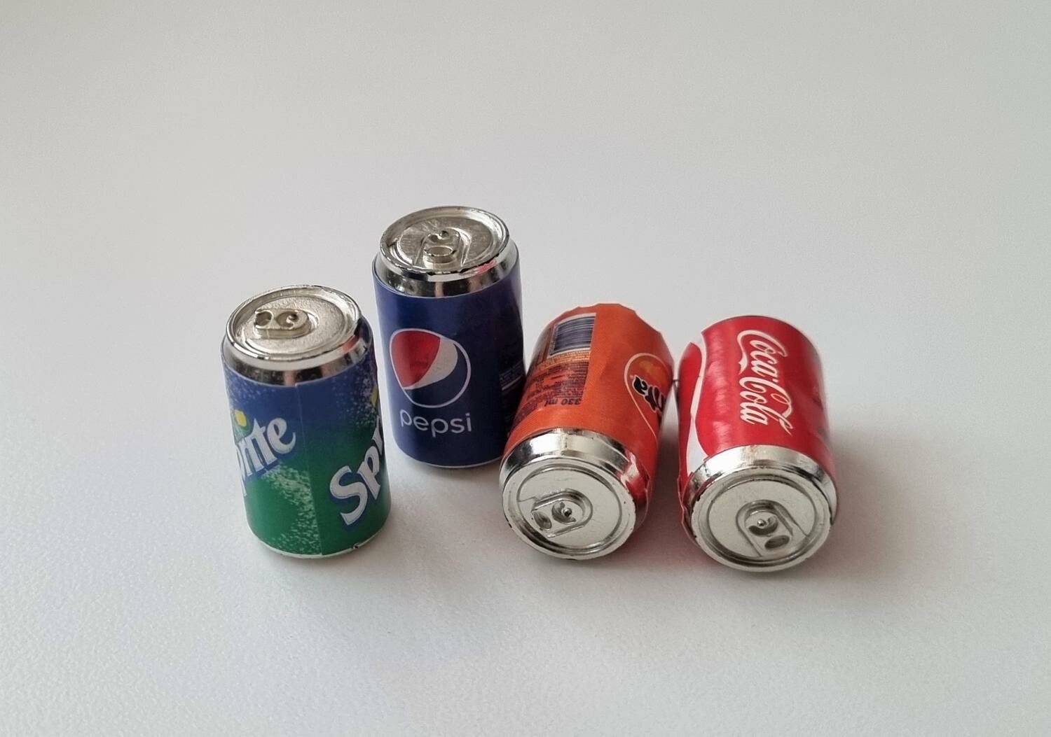 4 st Burkar miniatyr, miniburkar, dockskåp, tittskåp