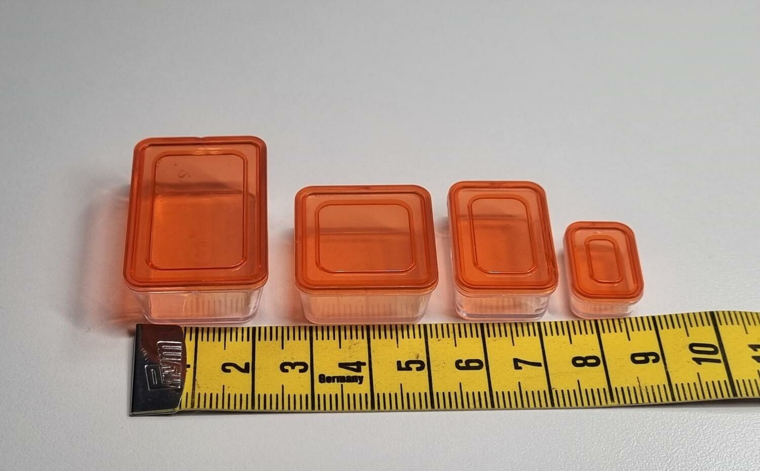4 st små röd/orangea matlådor, minilådor. Miniatyrer för dekoration, dockskåp