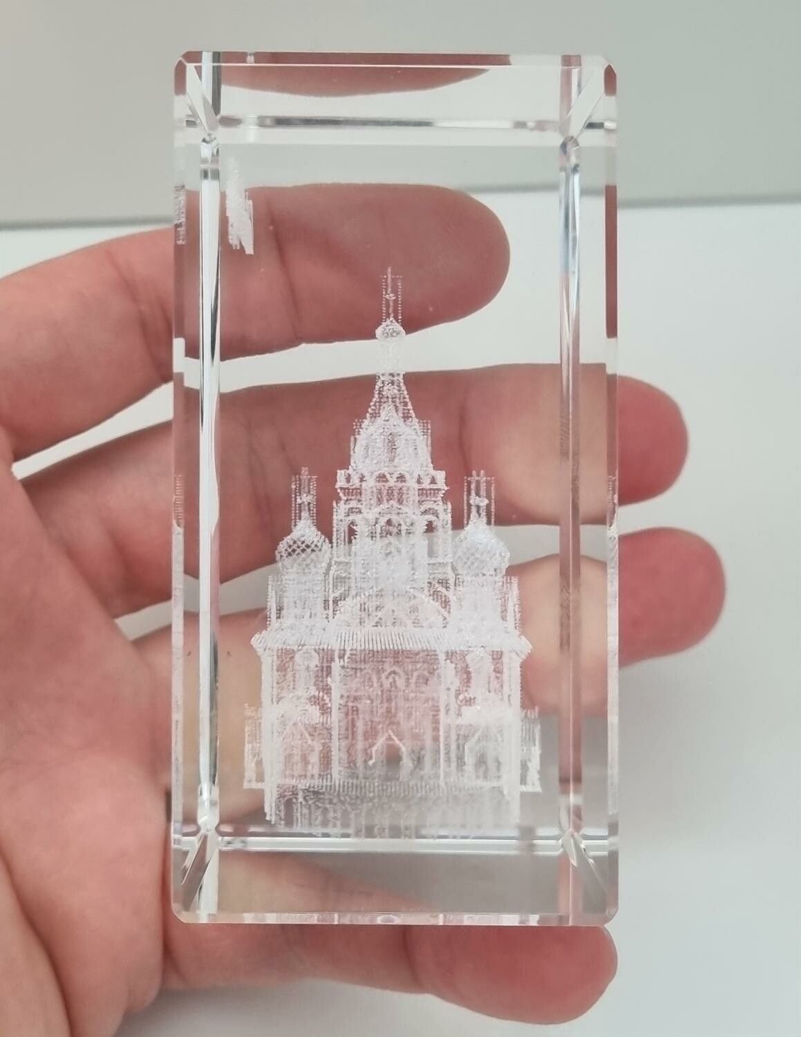 Miniatyrbyggnad ingraverad i glaskub (hus nr 205)