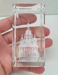 Miniatyrbyggnad ingraverad i glaskub (hus nr 205)