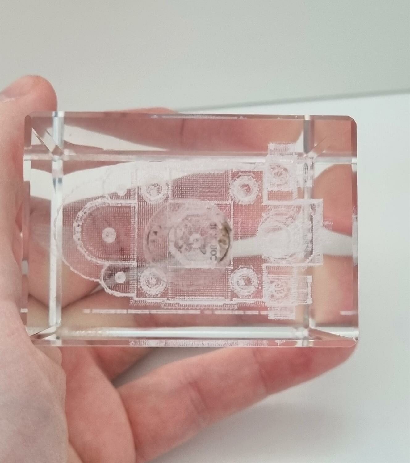 Miniatyrbyggnad ingraverad i glaskub (hus nr 205)