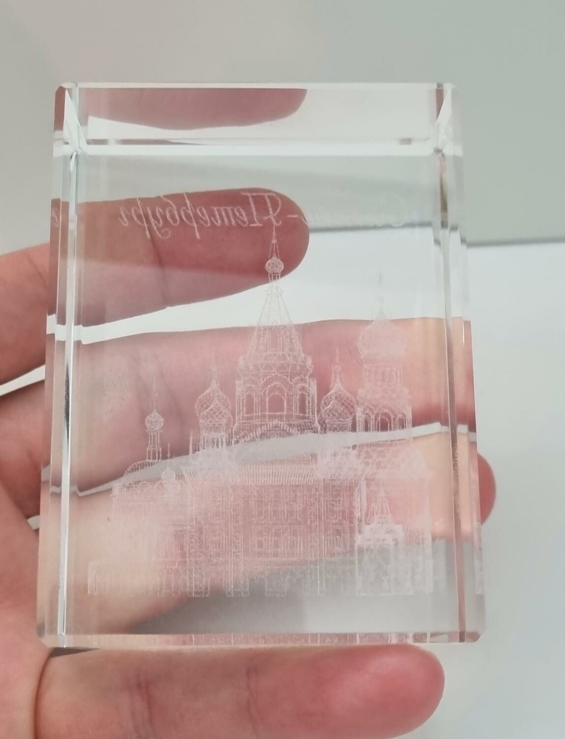 Miniatyrbyggnad ingraverad i glaskub (hus nr 205)