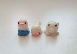 3 st små miniatyrer / figuriner för dockskåpet, tittskåp mm