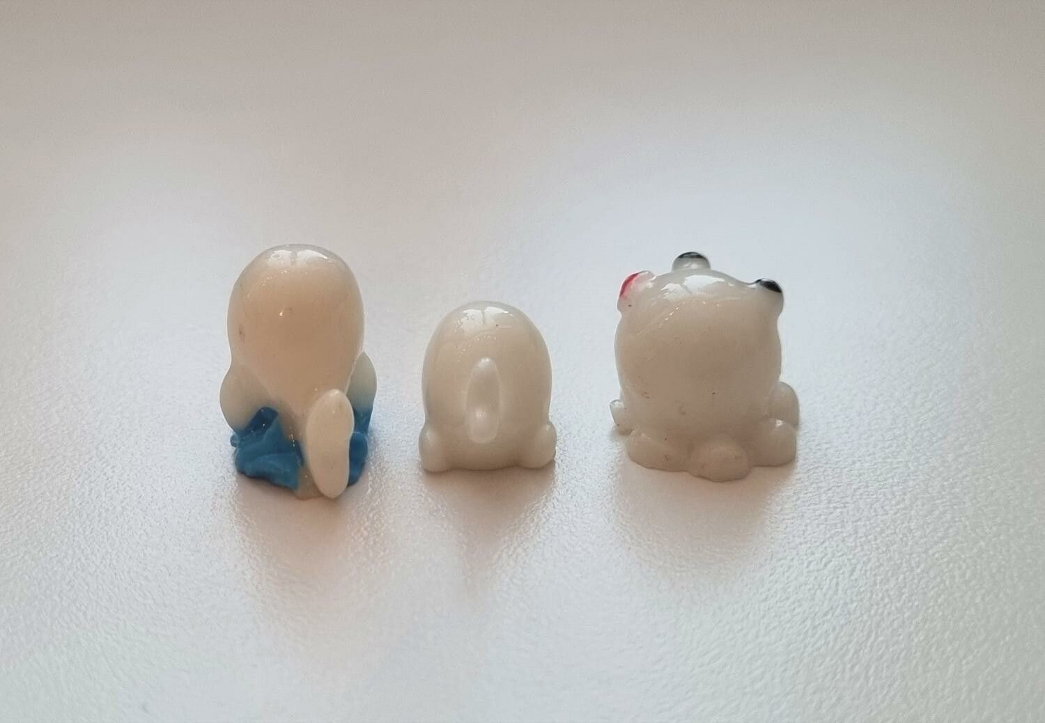 3 st små miniatyrer / figuriner för dockskåpet, tittskåp mm
