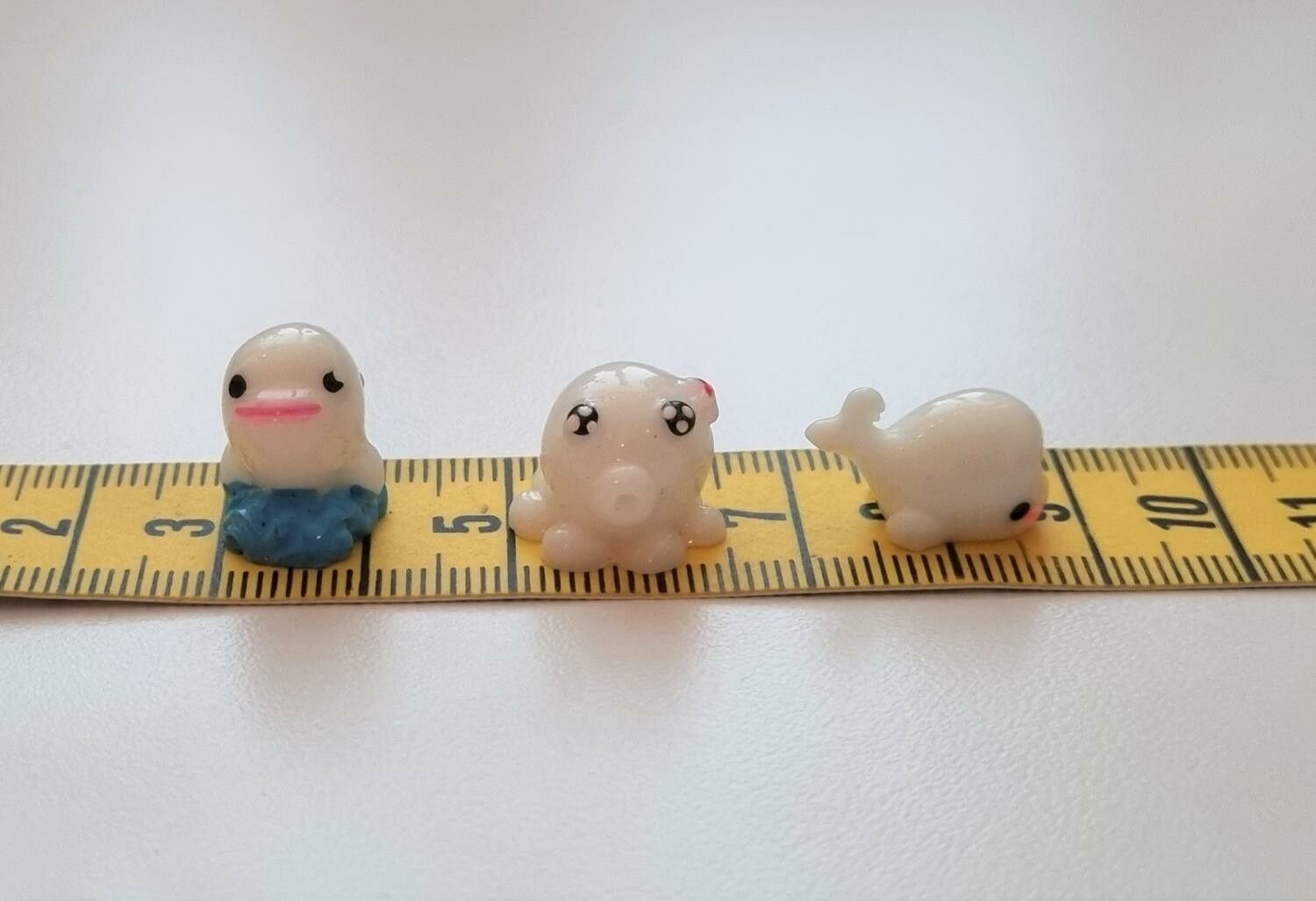 3 st små miniatyrer / figuriner för dockskåpet, tittskåp mm
