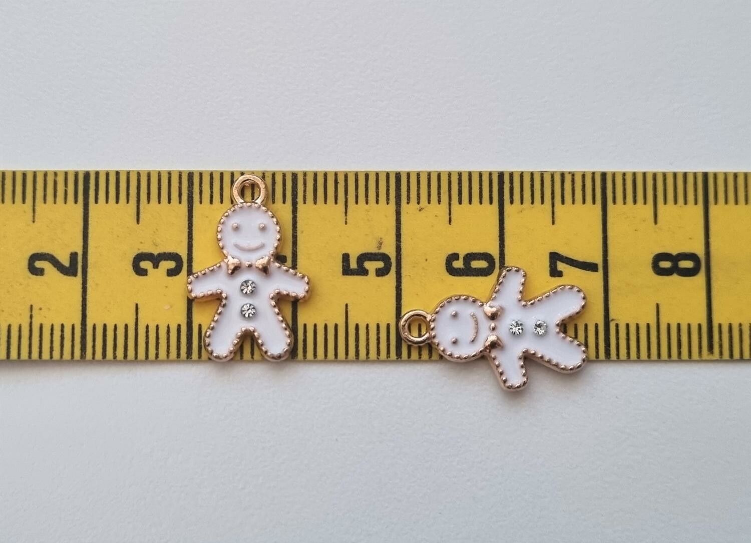 2 st pepparkaksgubbar hängen / berlocker / charms till smyckestillverkning