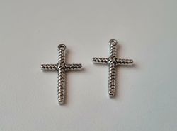 2 st Kors berlocker / charms (silverfärgade)