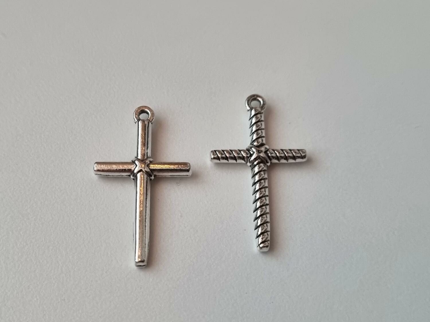 2 st Kors berlocker / charms (silverfärgade)