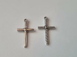 2 st Kors berlocker / charms (silverfärgade)