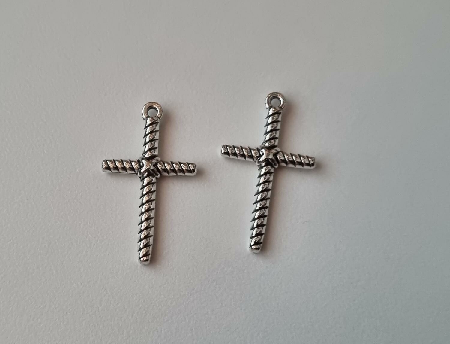 2 st Kors berlocker / charms (silverfärgade)