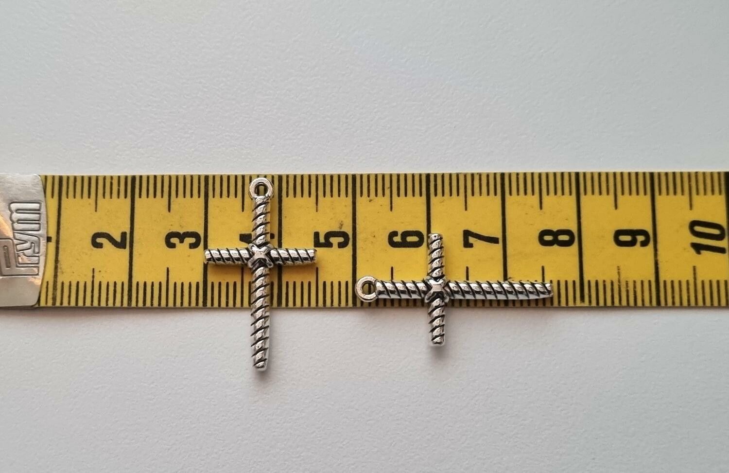 2 st Kors berlocker / charms (silverfärgade)