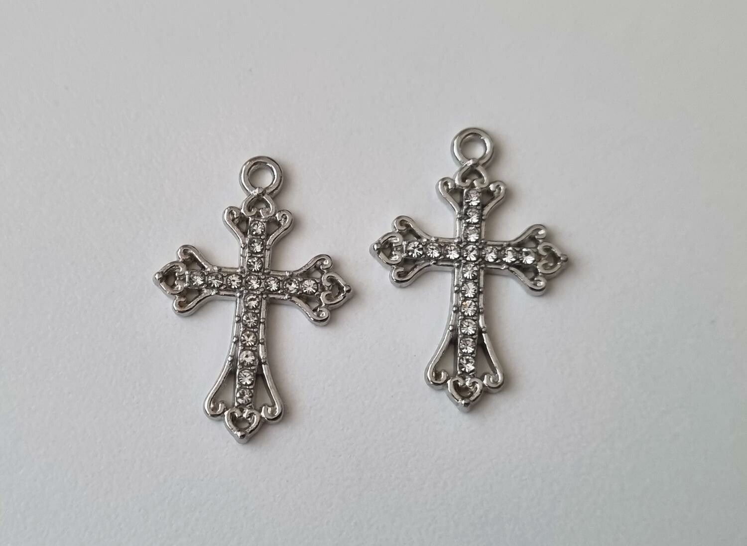 2 st Kors berlocker / charms (silverfärgade)