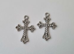 2 st Kors berlocker / charms (silverfärgade)