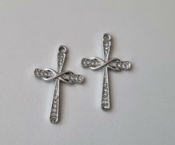 2 st Kors berlocker / charms (silverfärgade)