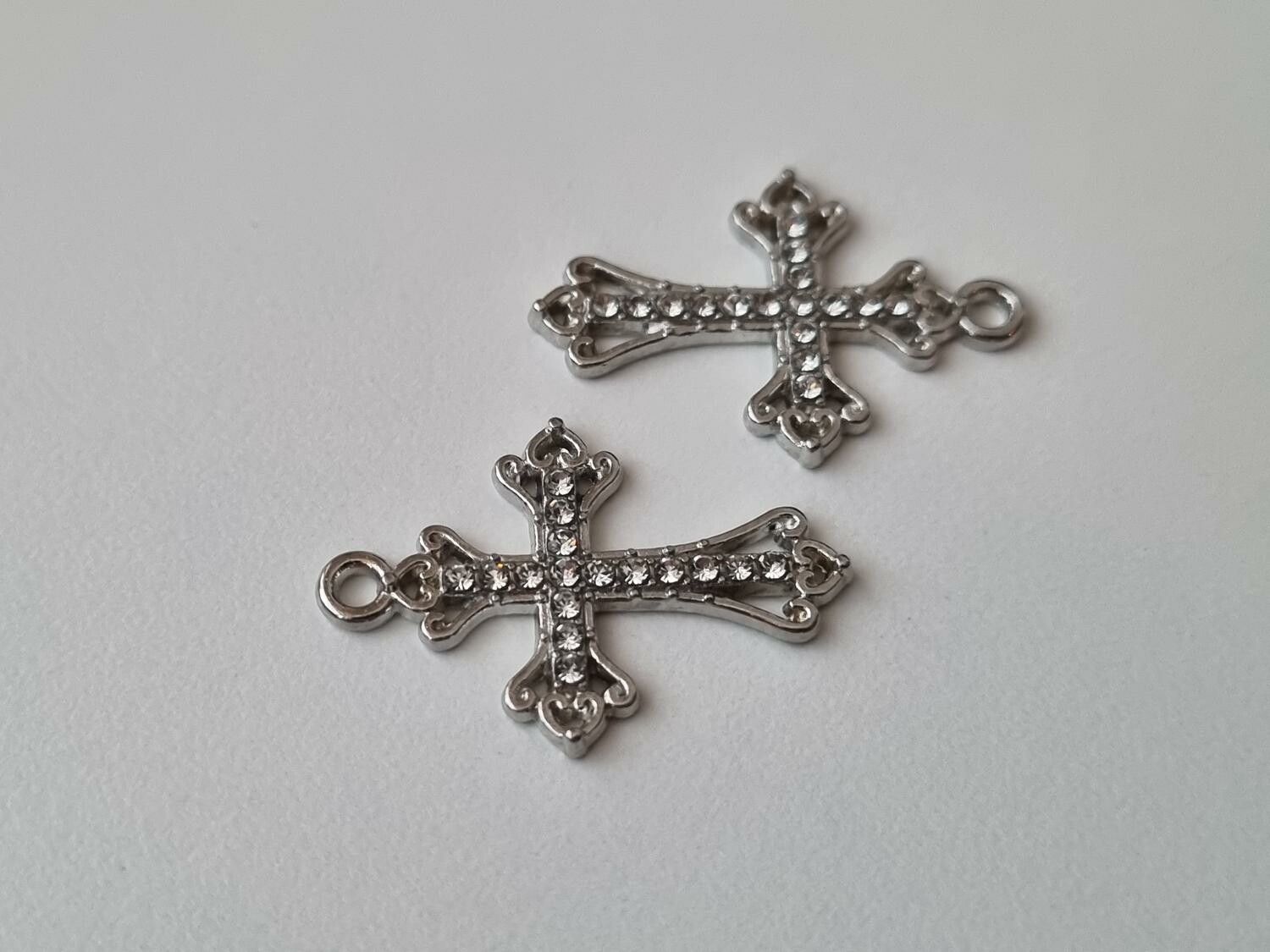 2 st Kors berlocker / charms (silverfärgade)