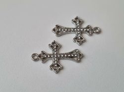 2 st Kors berlocker / charms (silverfärgade)