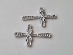 2 st Kors berlocker / charms (silverfärgade)