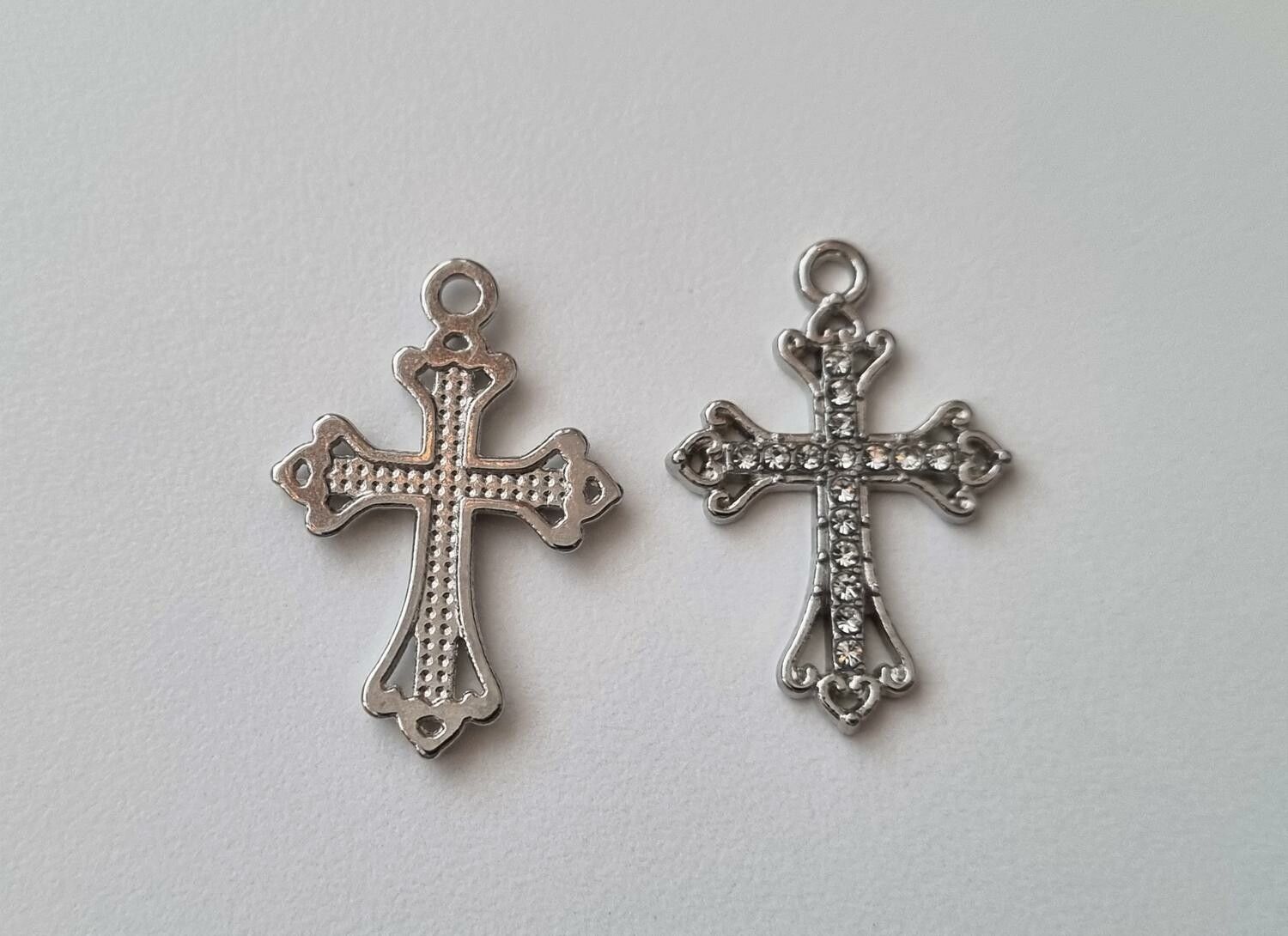 2 st Kors berlocker / charms (silverfärgade)