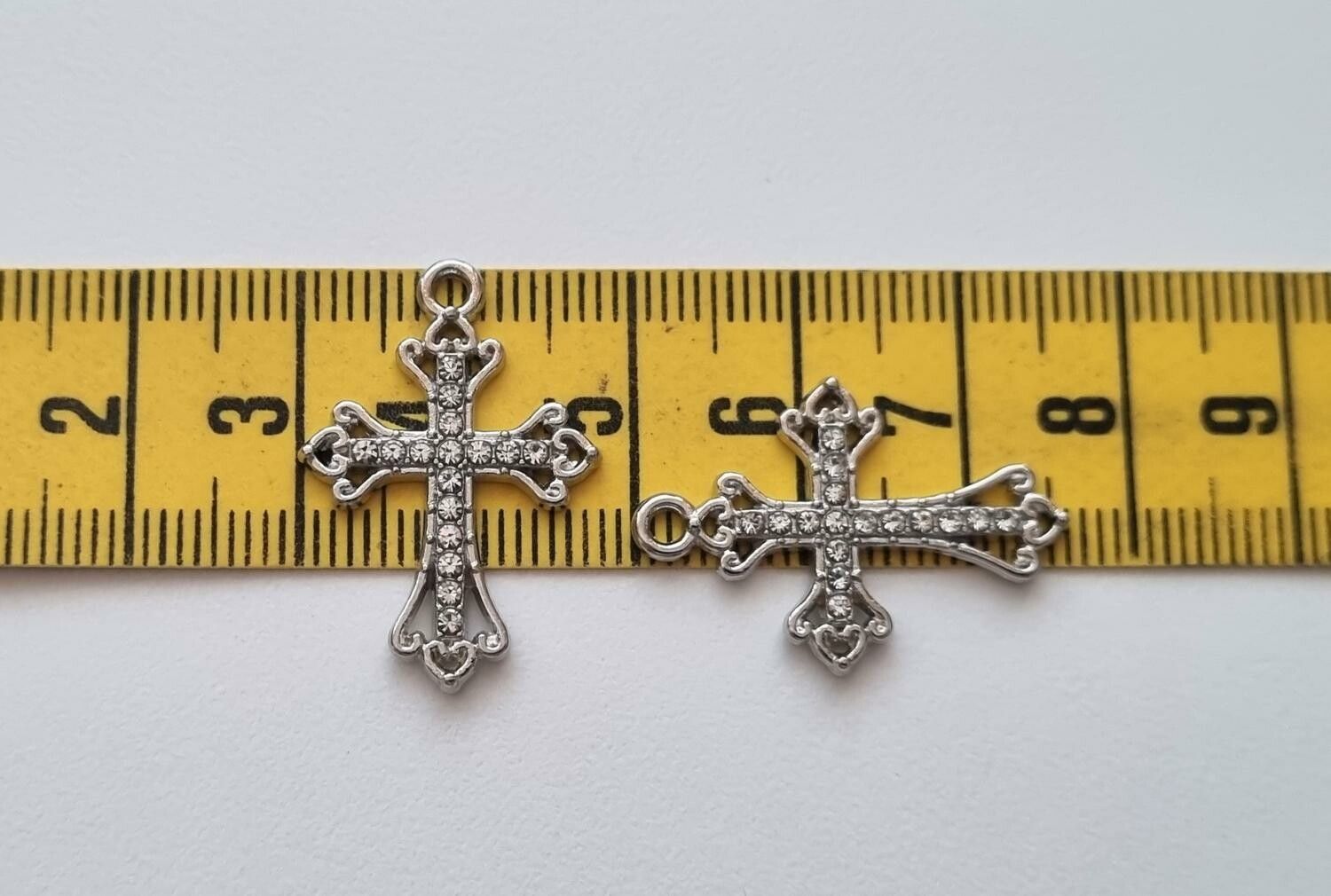 2 st Kors berlocker / charms (silverfärgade)