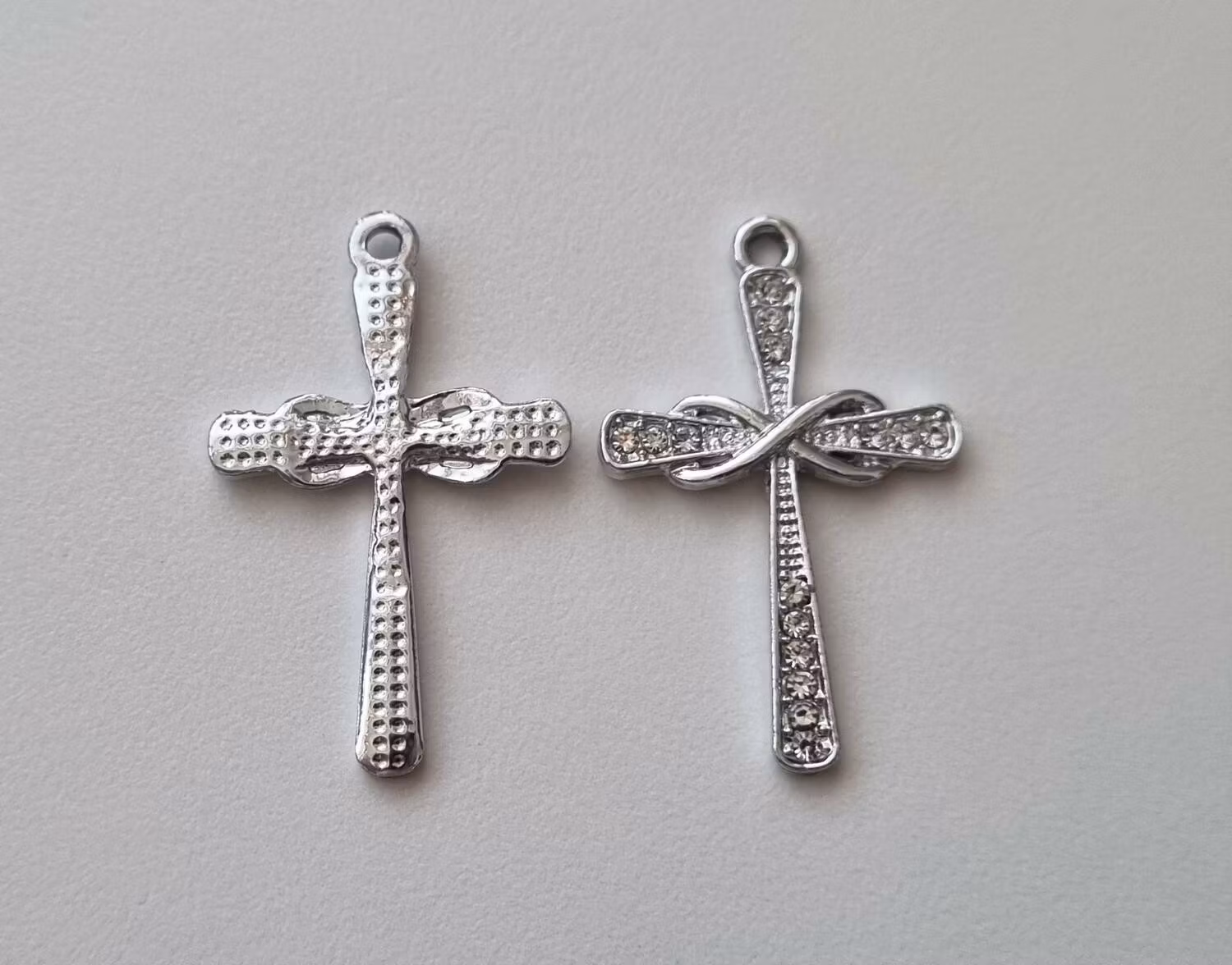 2 st Kors berlocker / charms (silverfärgade)