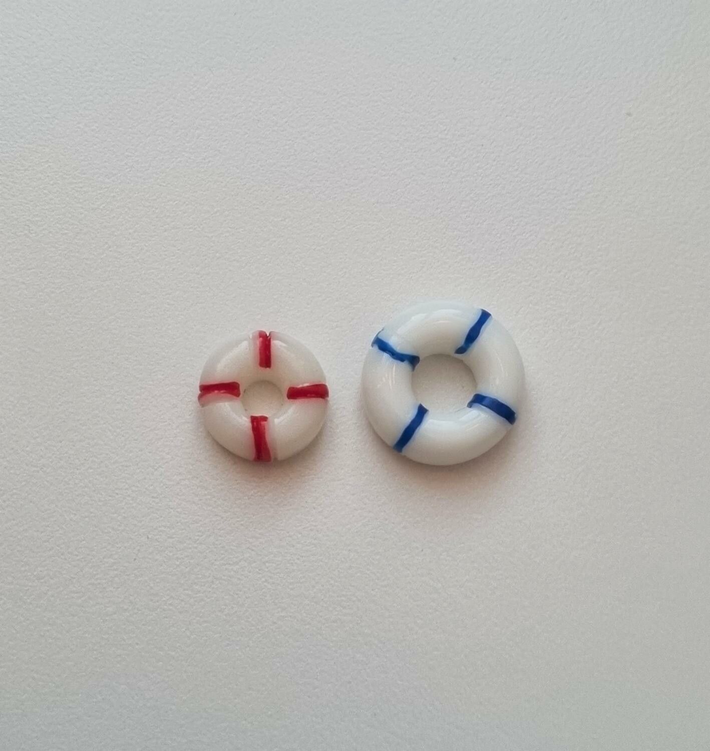 2 st små livbojar. Miniatyr / figurin för dockskåpet, tittskåp mm