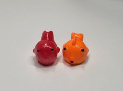 2 st fiskar. Miniatyrer för dockskåp, tittskåp med mera
