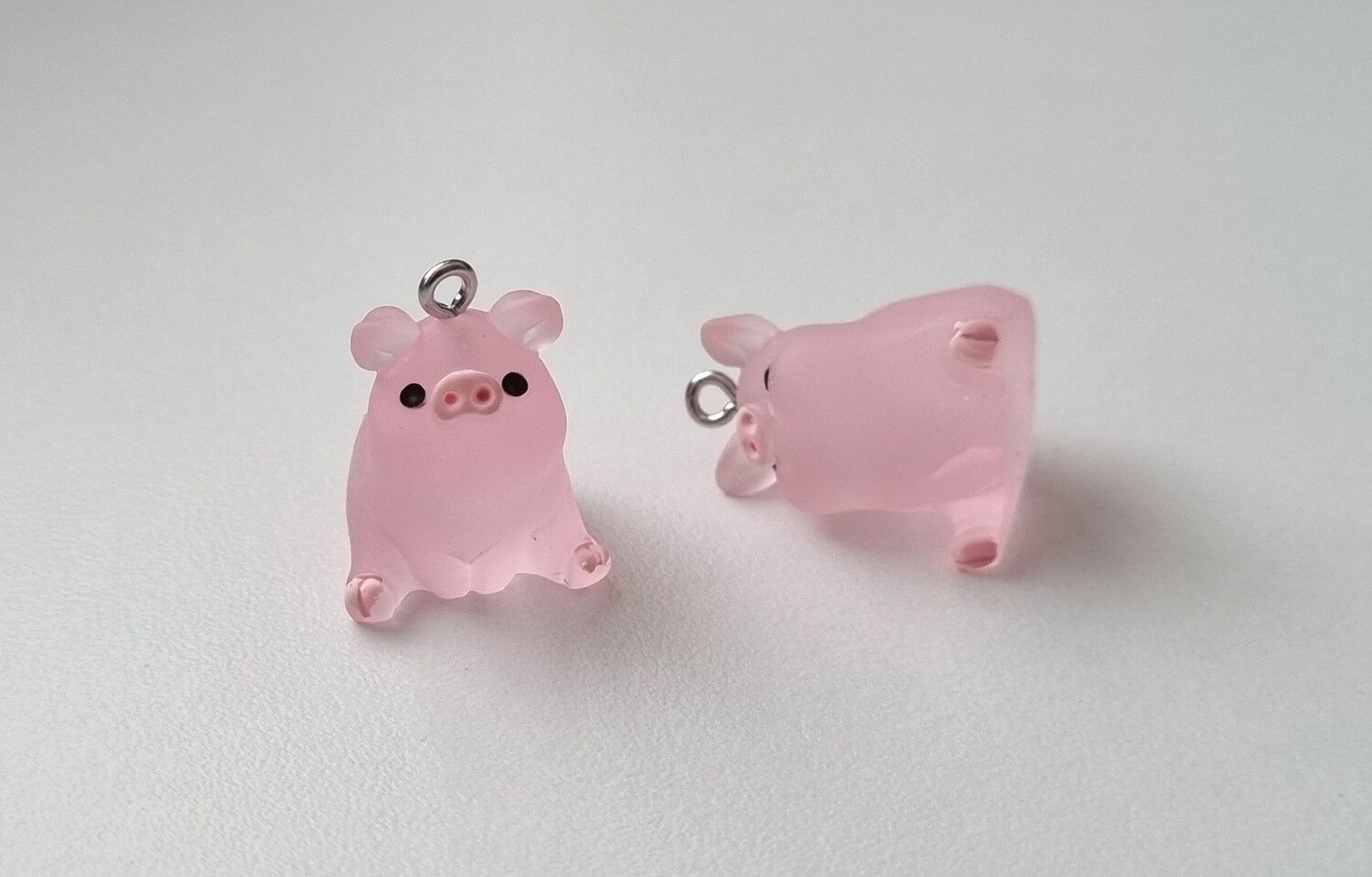 2 st söta grisar. Berlocker / charms för smyckestillverkning