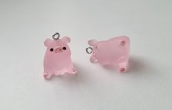 2 st söta grisar. Berlocker / charms för smyckestillverkning