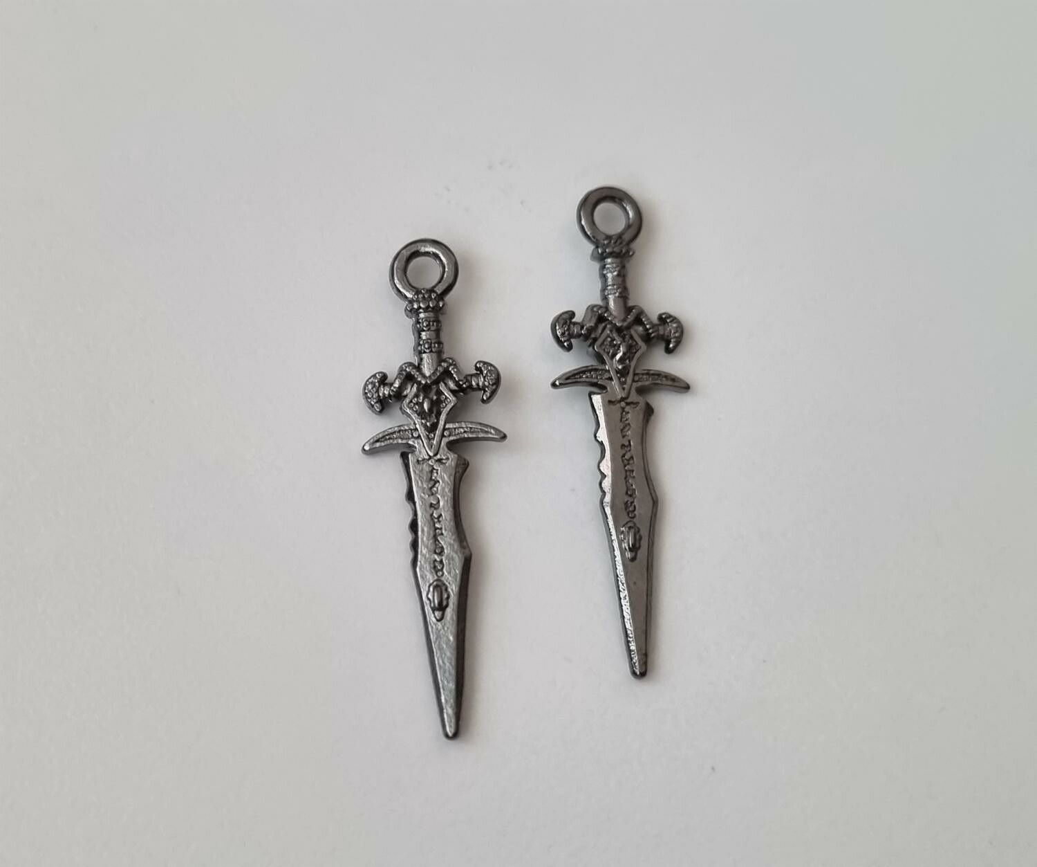 2 st små Vapen Dolkar. Hängen / berlocker / miniatyrer