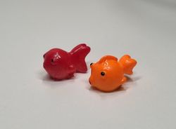 2 st fiskar. Miniatyrer för dockskåp, tittskåp med mera