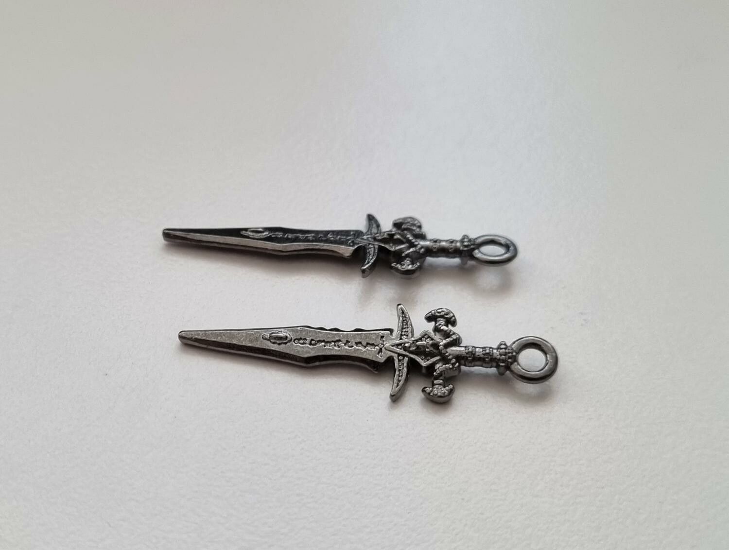 2 st små Vapen Dolkar. Hängen / berlocker / miniatyrer