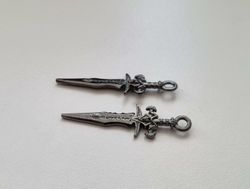 2 st små Vapen Dolkar. Hängen / berlocker / miniatyrer