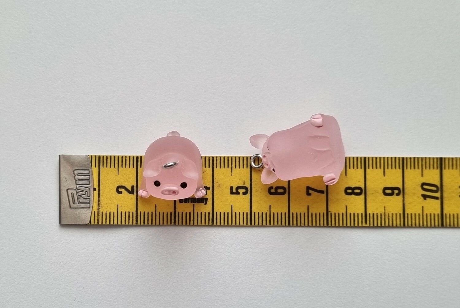 2 st söta grisar. Berlocker / charms för smyckestillverkning
