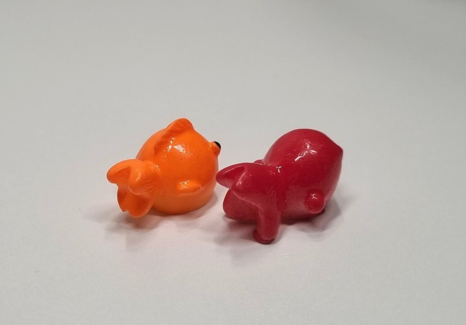 2 st fiskar. Miniatyrer för dockskåp, tittskåp med mera