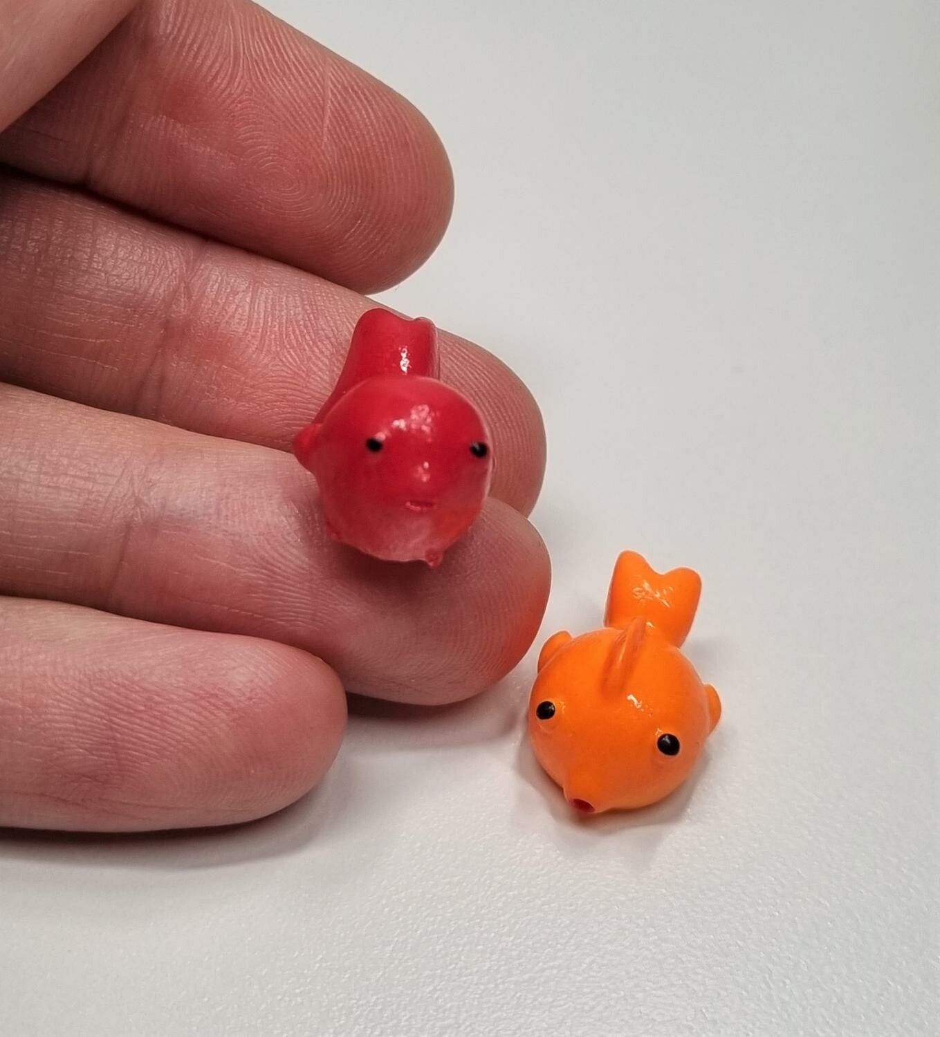 2 st fiskar. Miniatyrer för dockskåp, tittskåp med mera
