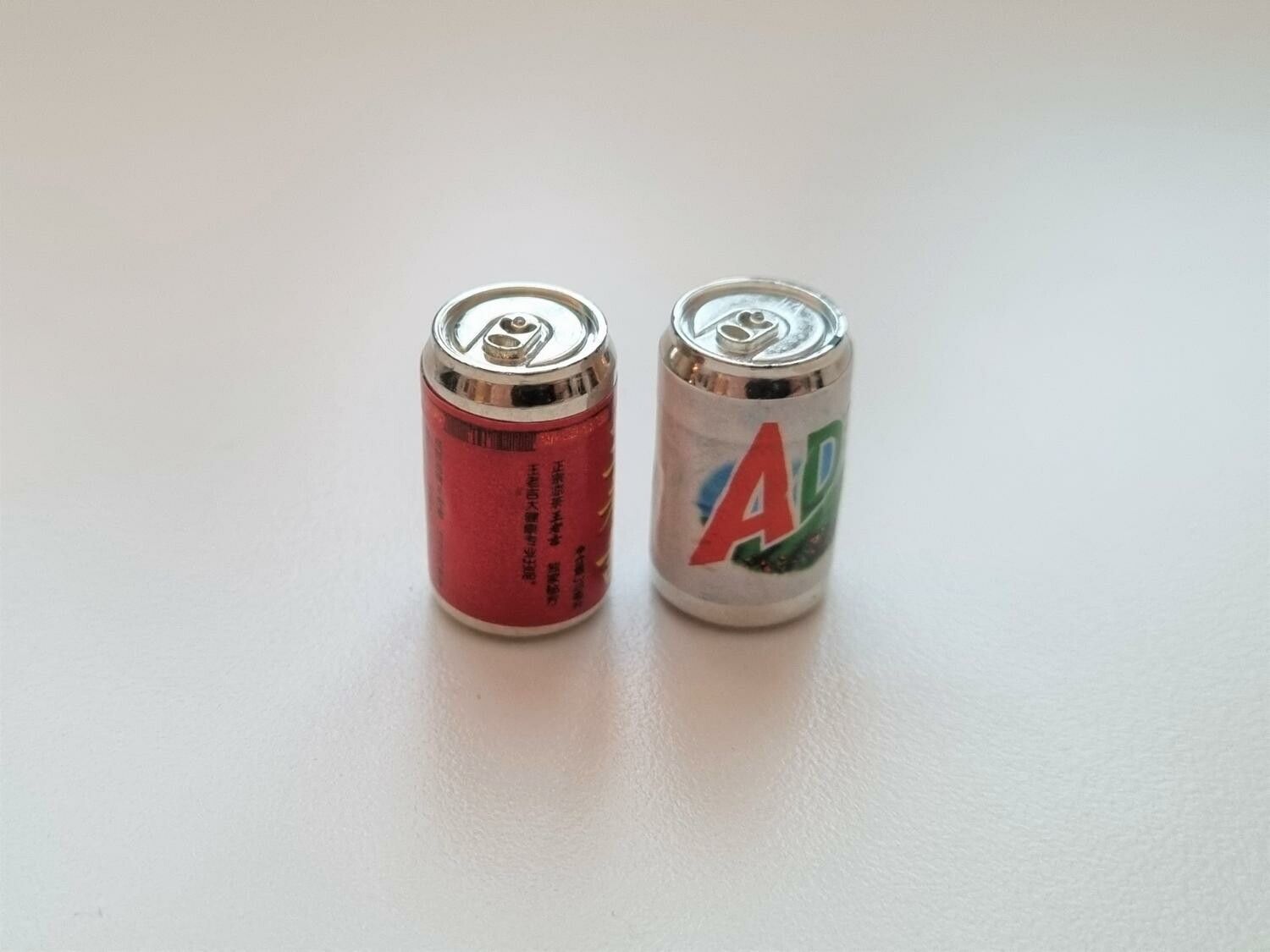 2 st Burkar miniatyr, miniburkar, dockskåp, tittskåp
